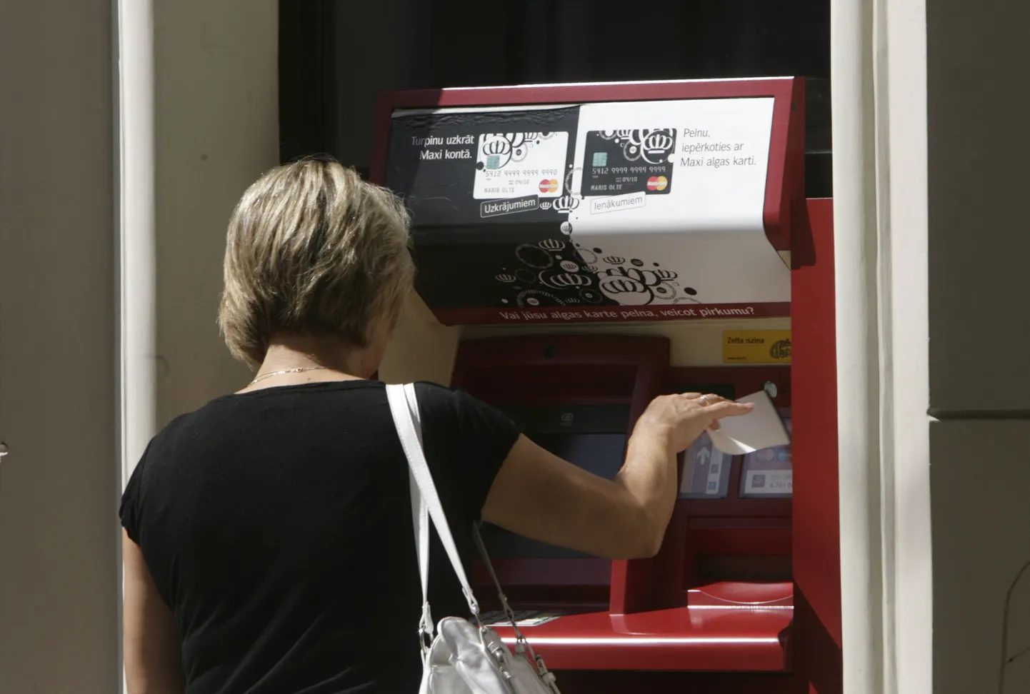 Läti riigivõlg pärineb enamjaolt ajast kus Läti pidi tegelema lisaks majanduse päästmisele ka Parex pangaga. Pildil Parexi sularahaautomaat.