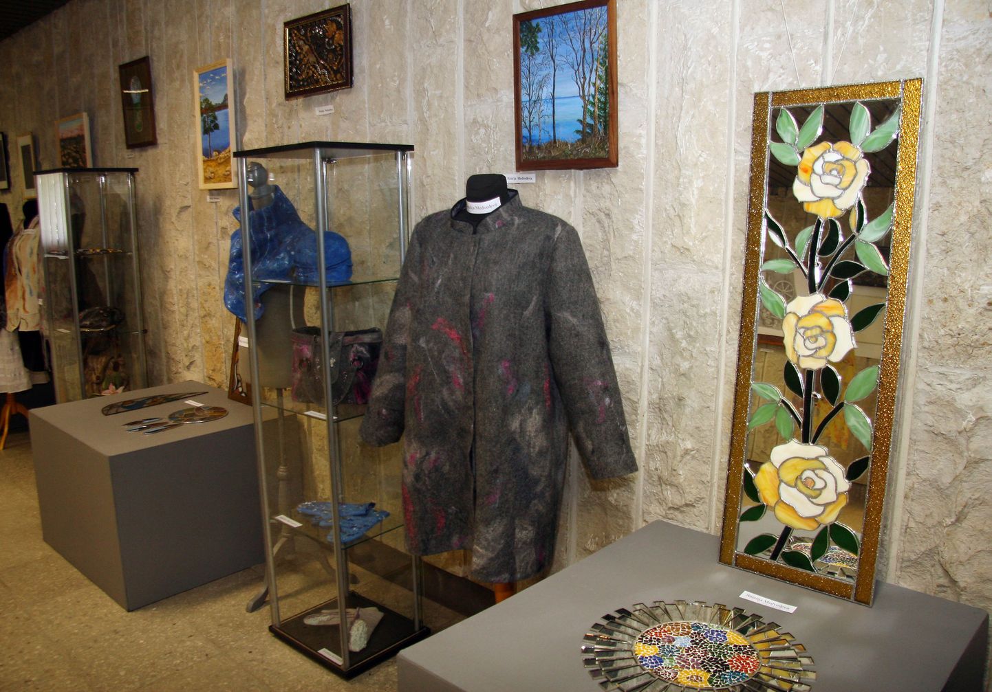 С каждым годом традиционная выставка рукоделия наполняется все более объемными и сложными изделиями.