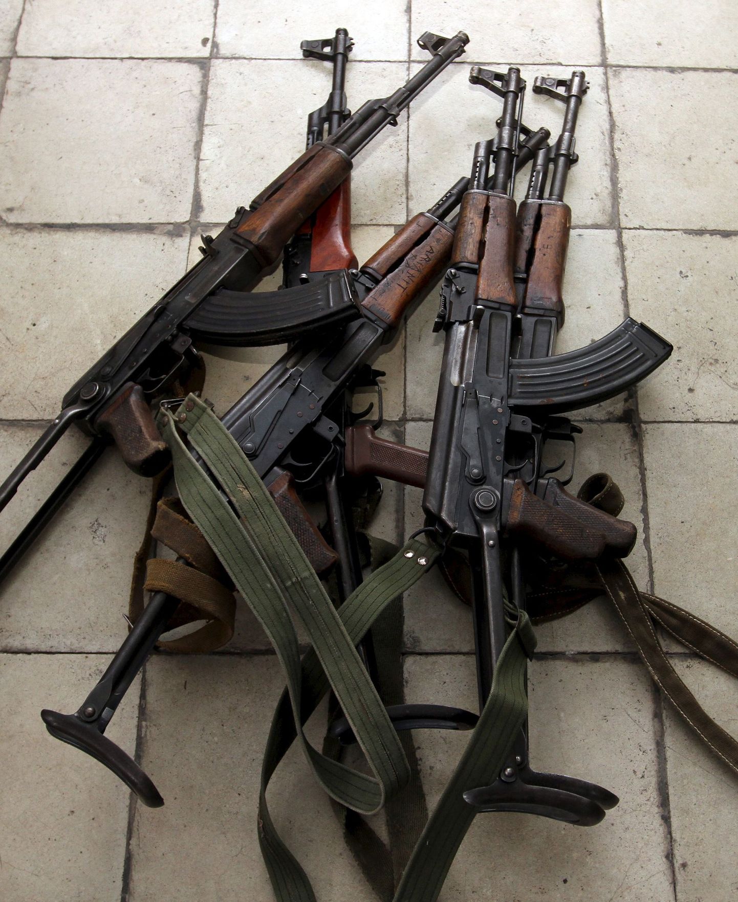 Albaania politsei poolt kohalikelt kriminaalidelt konfiskeeritud automaatid AK-47.