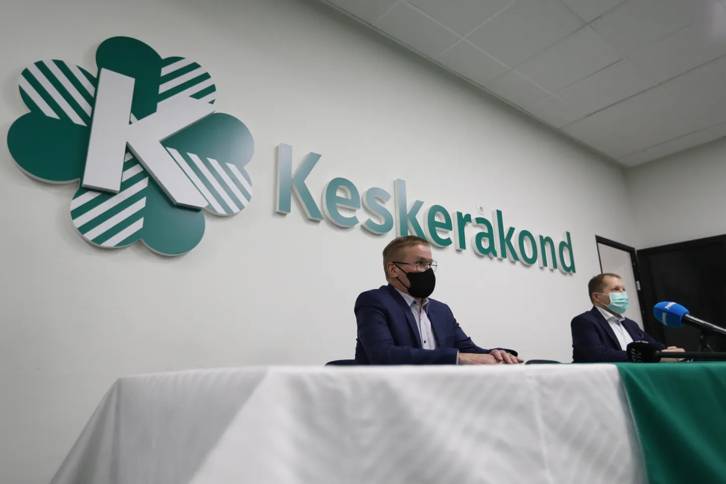Keskerakond kommenteeris kohtu otsust miljoni euro küsimuses. Vasakul Jaak Aab, paremal vandeadvokaat Toomas Vaher.