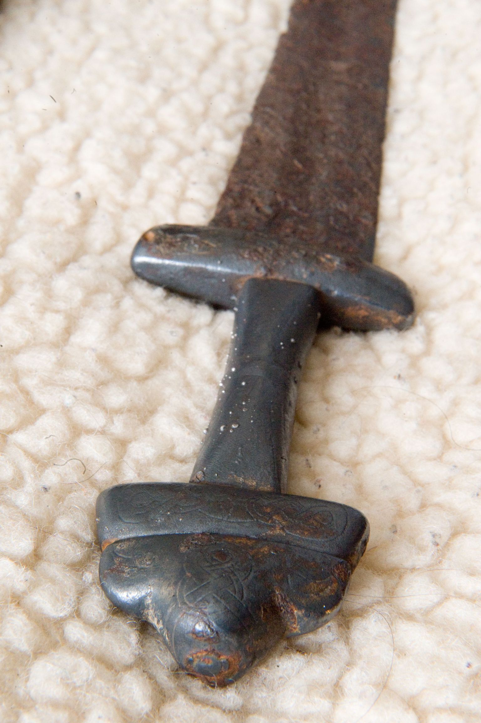 Ehkki mõõga käepidet katnud hõbe on sulanud, on endiselt näha ornament nupul ja kaitseraual.