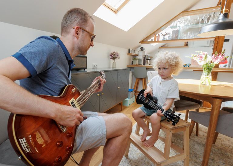 Kitarrimäng ja muusika paeluvad nii isa kui poega.