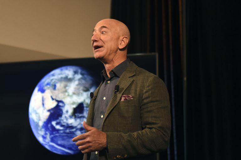 Amazoni asutaja ja tegevjuht Jeff Bezos rääkimas oma firma tulevikuplaanidest