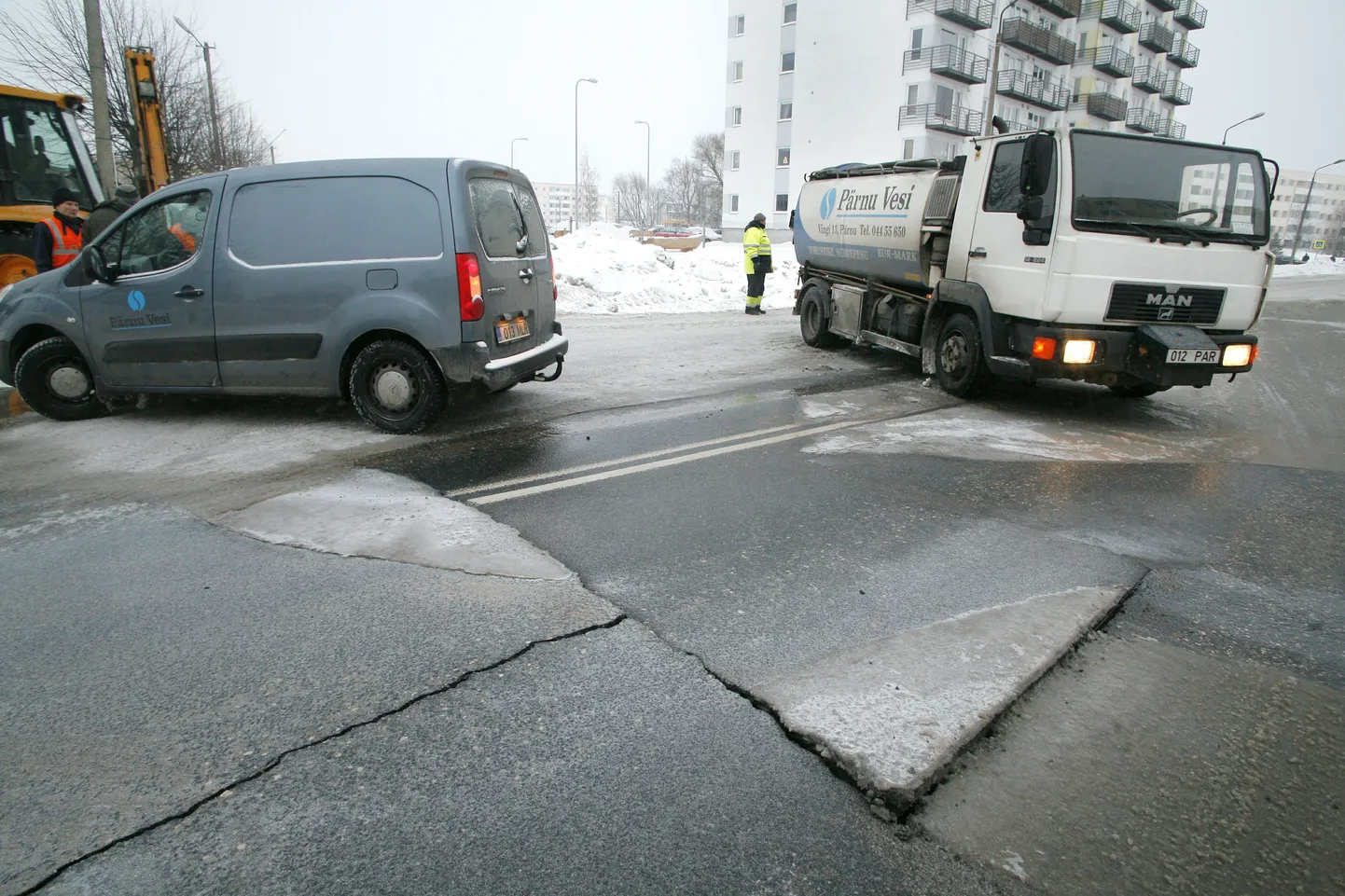 Pärnus Mai tänaval purunes veetoru.