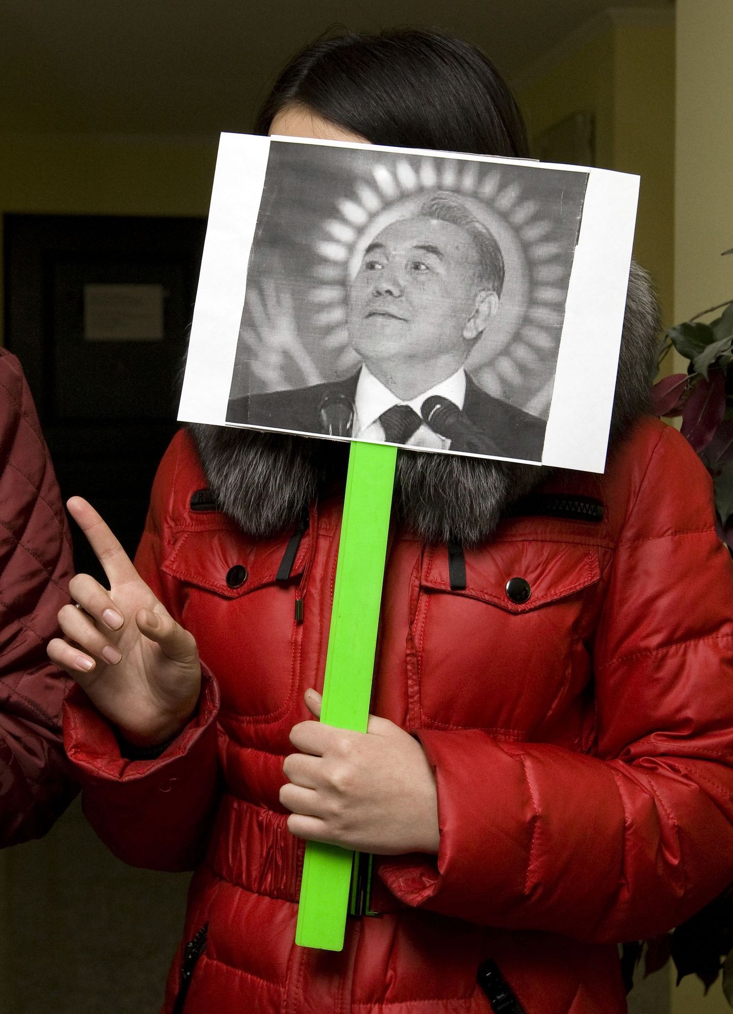 Aktivist seisab Almatõs OSCE esinduse juures president Nursultan Nazarbajevi näopildiga plakatiga.