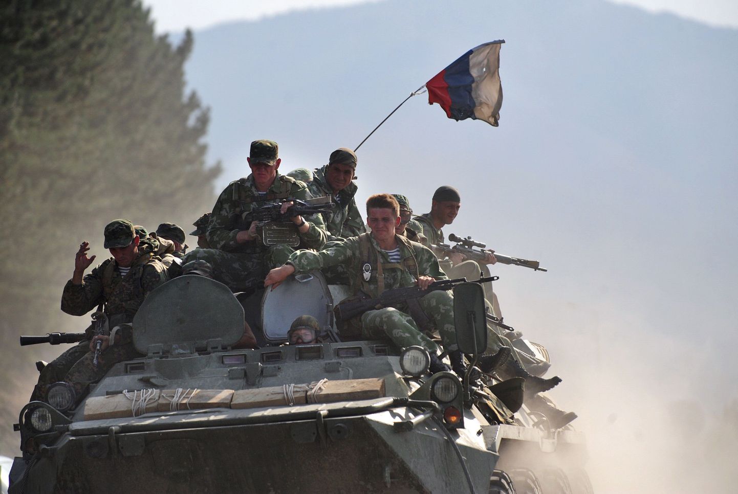 Vene sõjaväelased 2008. aasta 18. augustil Gori lähedal maanteel sõitmas.