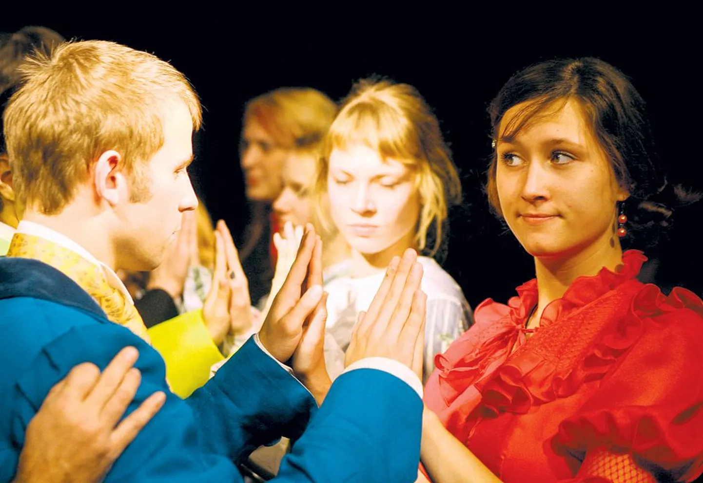 Lavastuse epiloogis keerutavad tantsu teiste seas Richard Naar (vasakult), Liisu Krass ja Heli Luik.