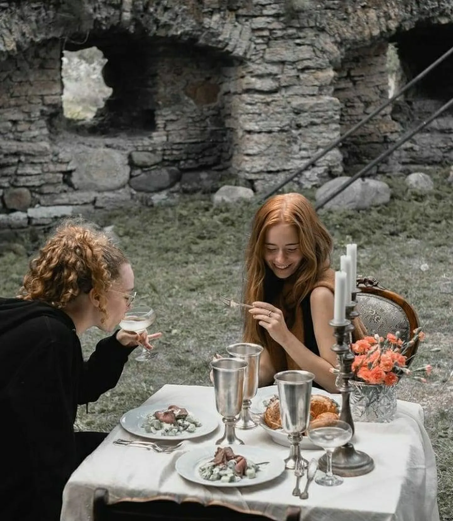 Sisulooja Kätriin Huttunen (paremal) käis Virumaa turismi arendamas seigeldes kolme päeva jooksul kahe sõpraga eri paigus, pildil mekitakse Põhja-Eesti maitseid Toolse linnuses.