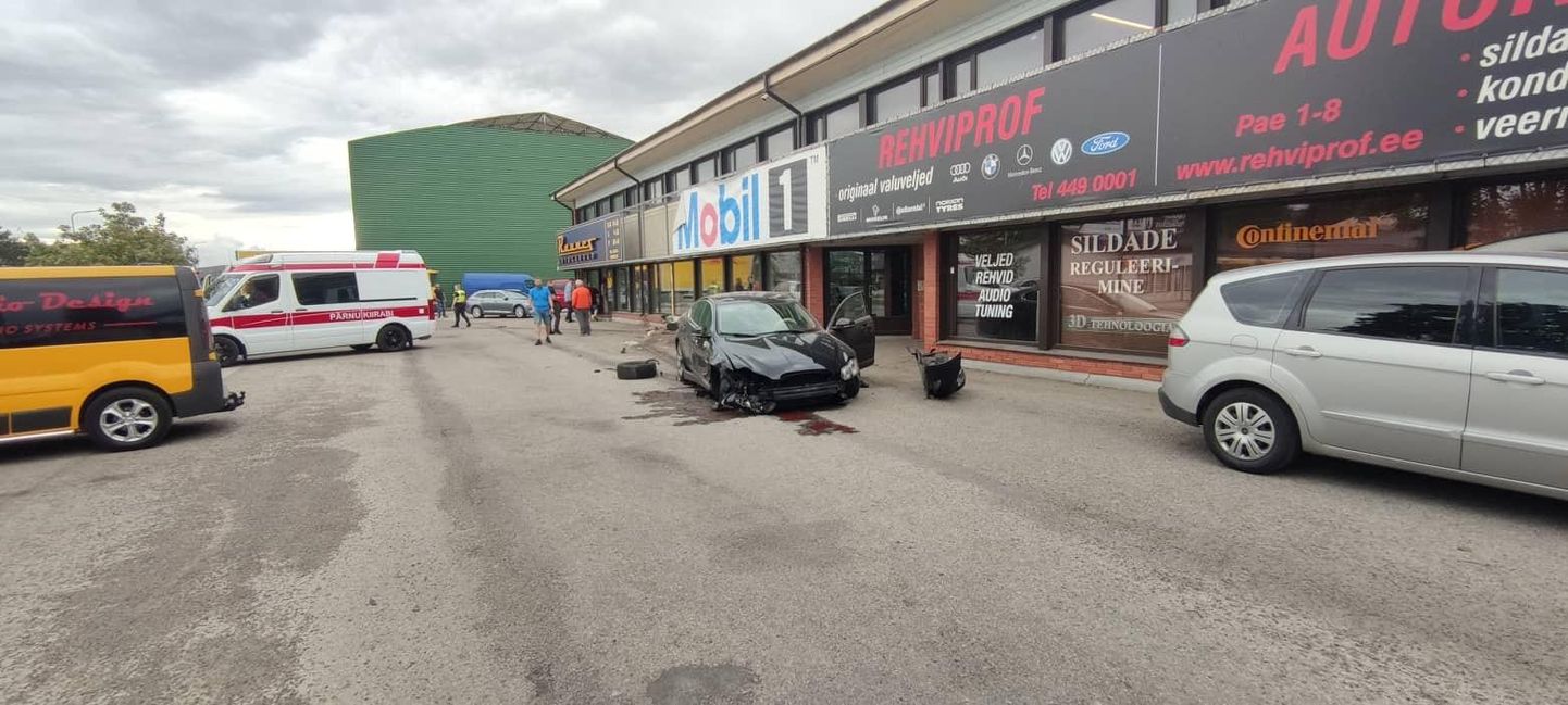 Õnnetus Pärnus Pae tänaval.