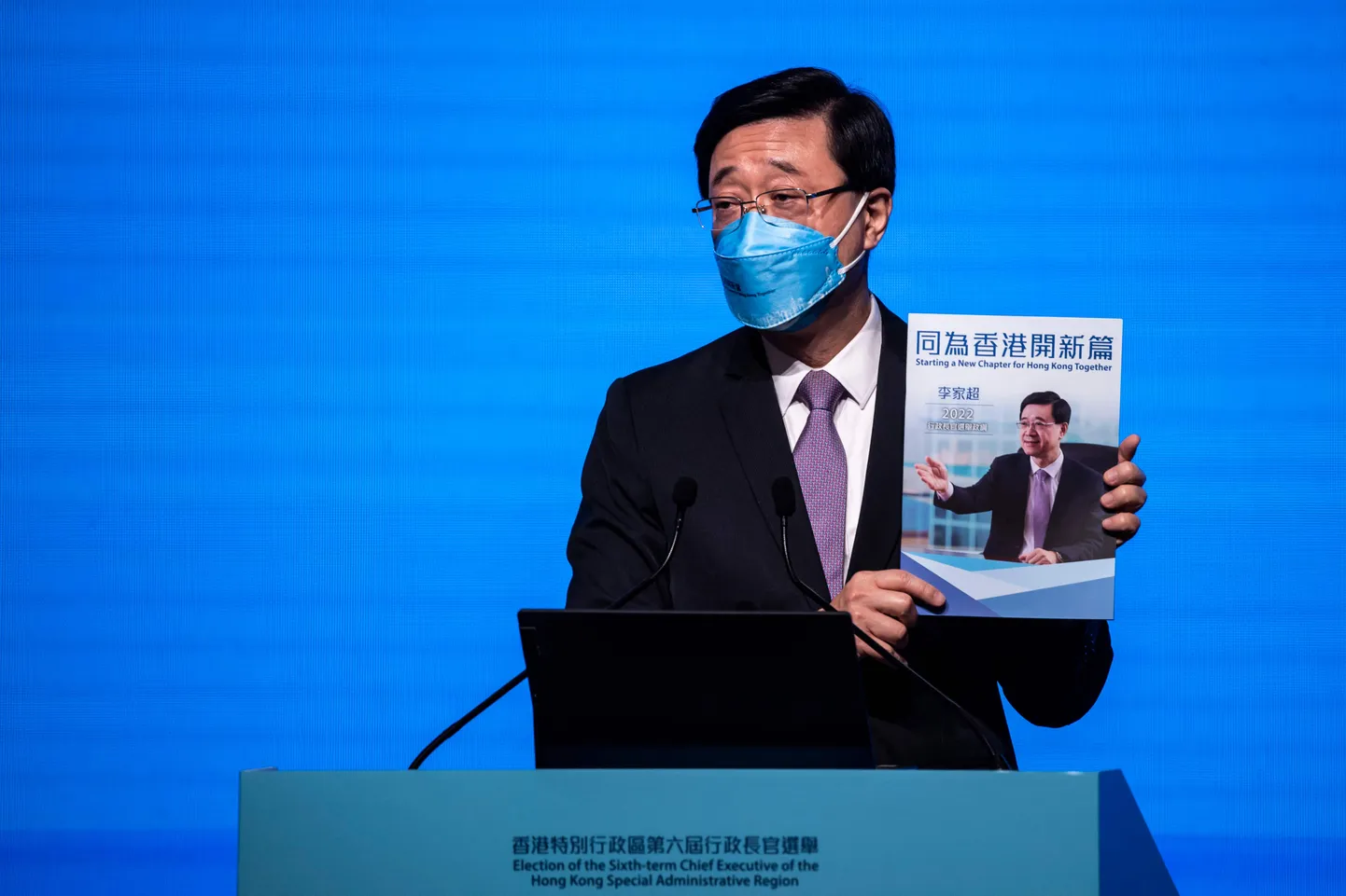 Hongkongi uueks liidriks valitud John Lee tutvustamas oma manifesti 29. aprillil.