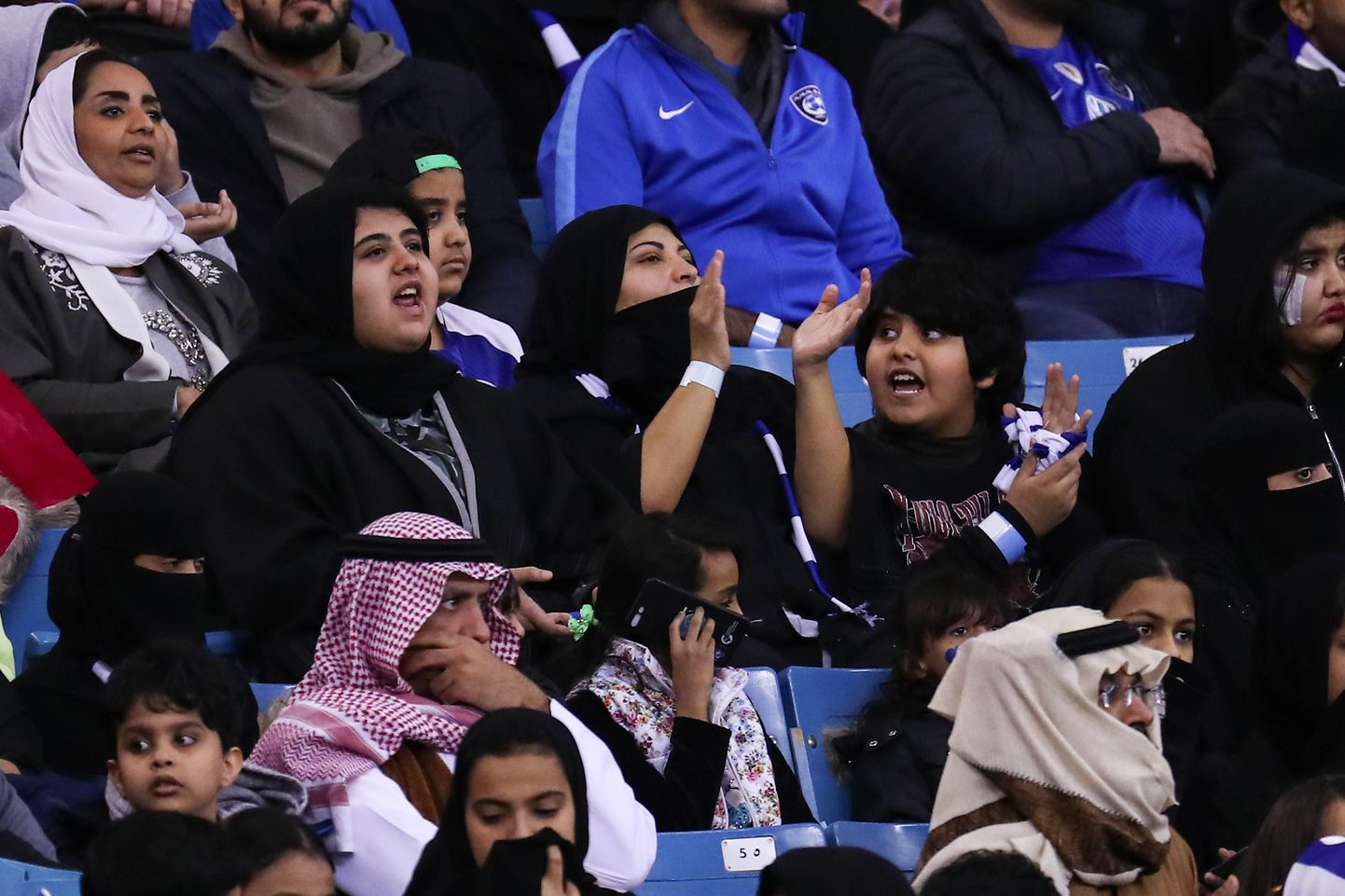 Saudi Araabias võivad naised jalgpallimatše staadionil vaatamas käia alates jaanuarist 2018.