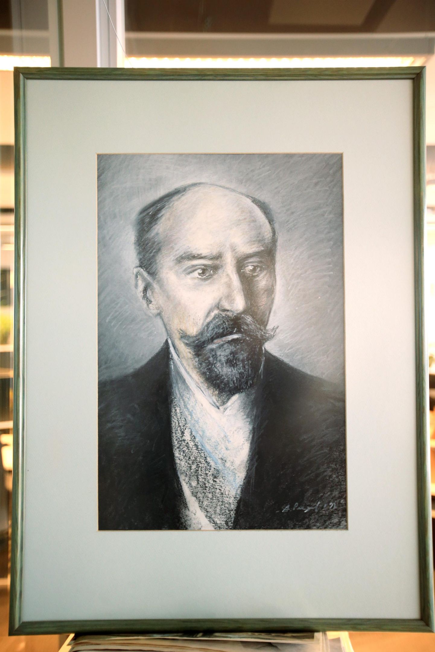 Tartu Postimehe toimetuses on Jaan Tõnissoni (1868–1941?) portree, mille autor Andrus Peegel (1955–2020). 