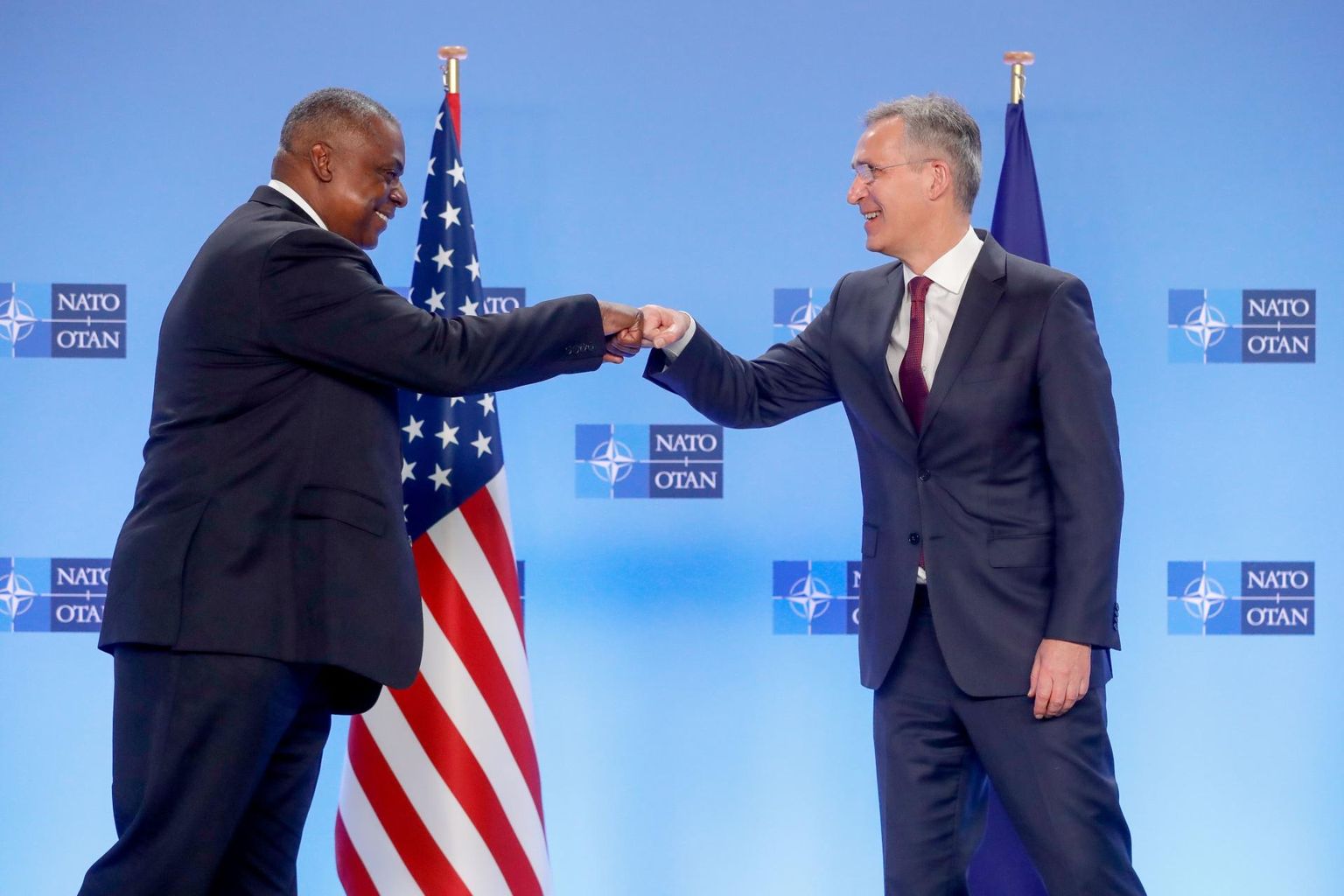 USA kaitseminister Lloyd J. Austin III (vasakul) ja NATO peasekretär Jens Stoltenberg Brüsselis alliansi peakorteris. 