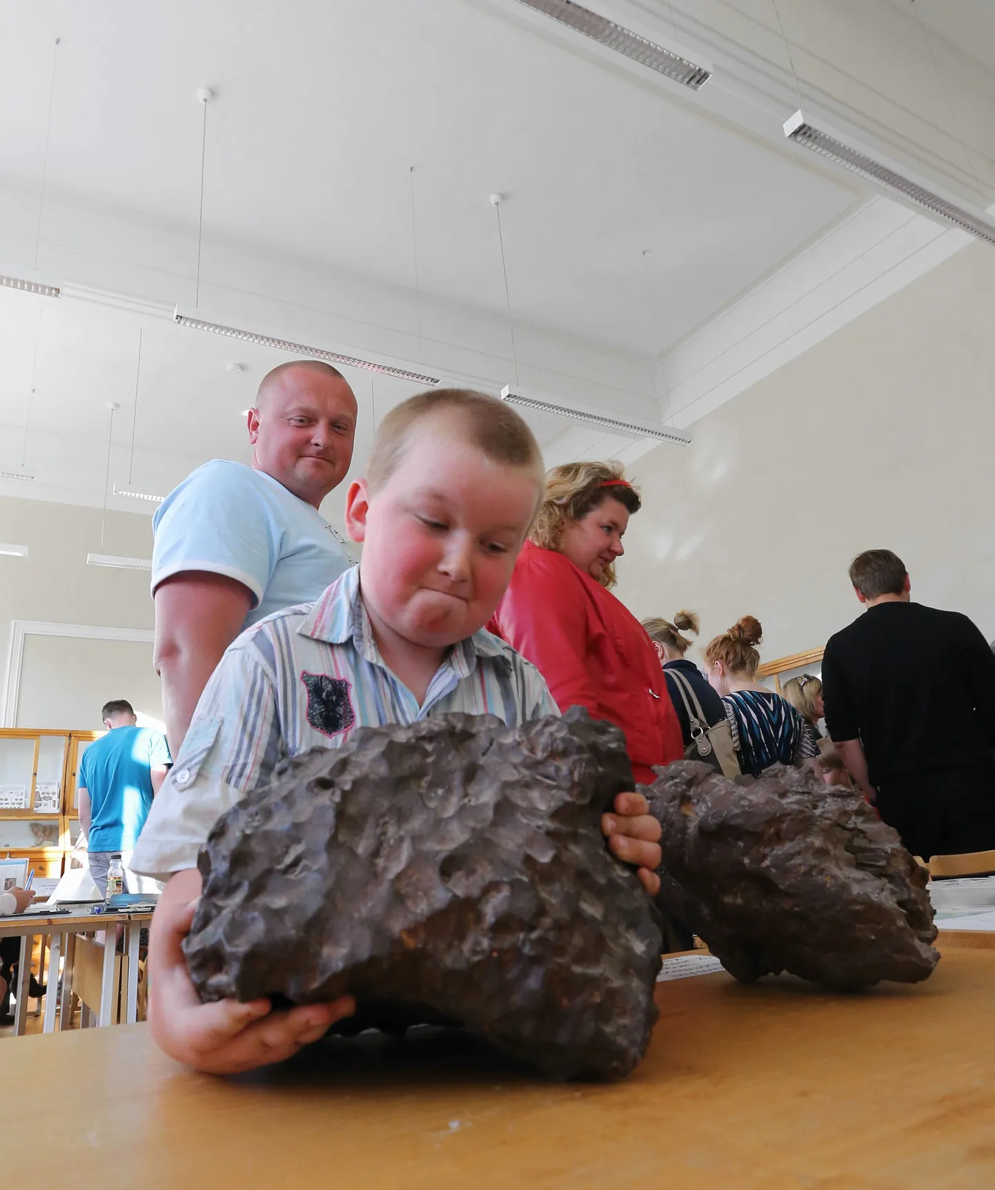 Muuseumiöö ülikooli loodusmuuseumis (pildil 6-aastane Aaron Kilk).