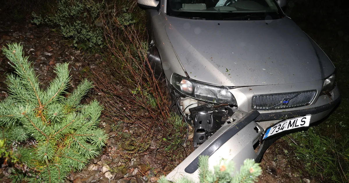 FOTO ⟩ Kiisa lähistel sõitis auto raudteele, päästeamet pidi appi tulema