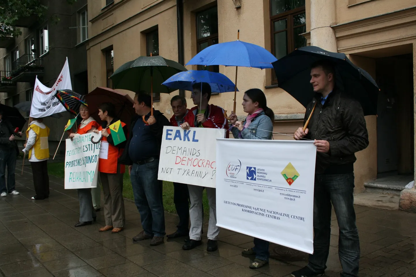 Leedu ametiühingu liikmed avaldasid eestlaste streiginõudmiste toetuseks Vilniuse Eesti saatkonna ees meelt.