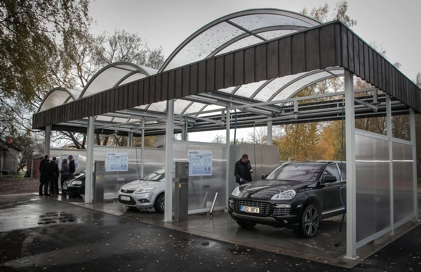 Autopesula juhtpaneeli purustamine päädis rahavargusega.