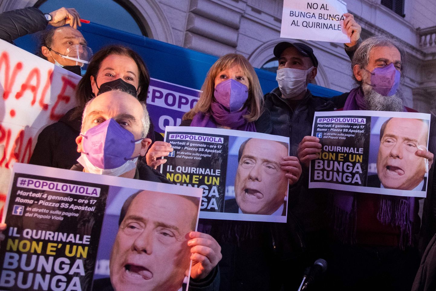 Itaallased protestimas ekspeaminister Silvio Berlusconi presidendiks kandideerimise vastu.