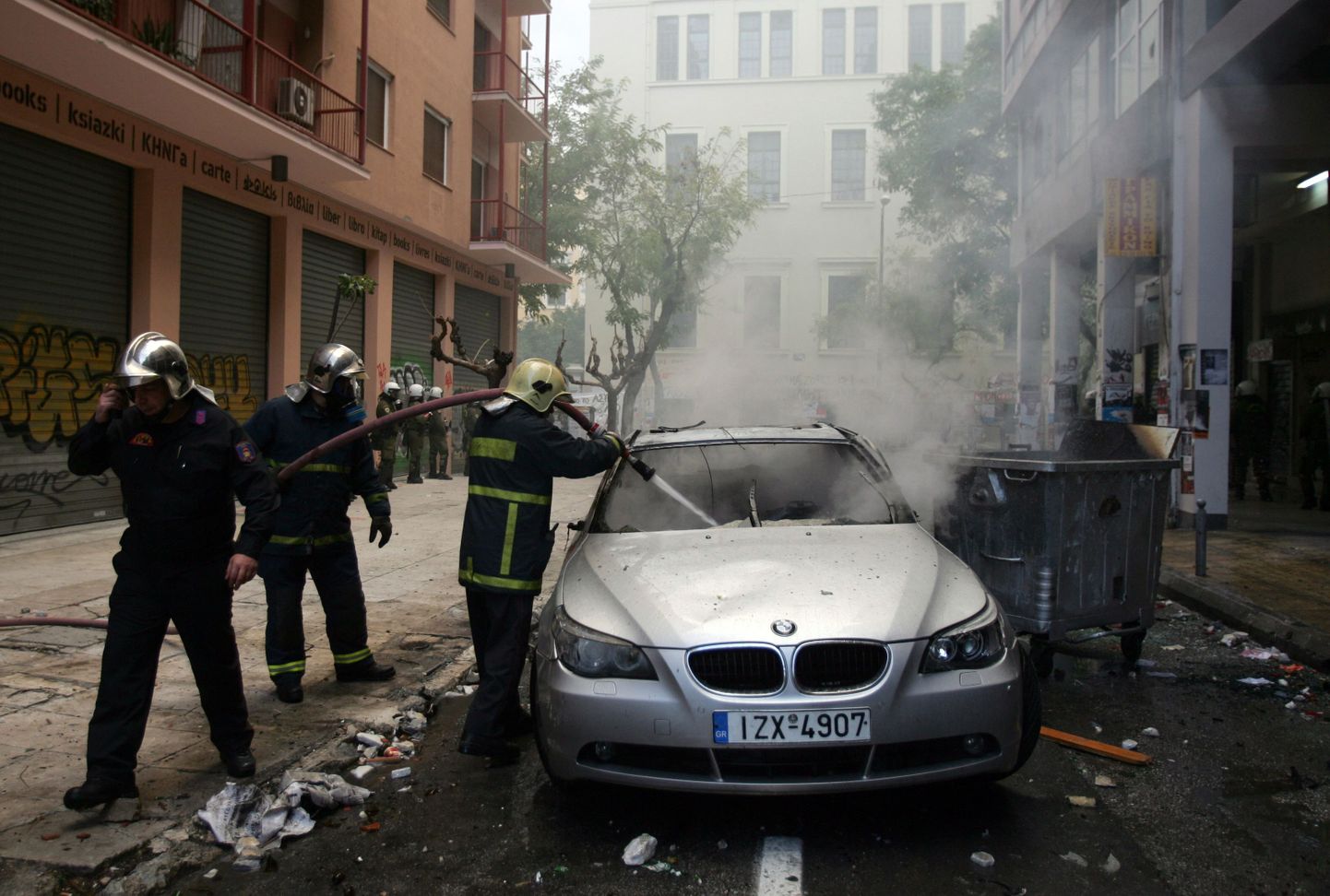 Пожарные тушат автомобиль в Афинах
