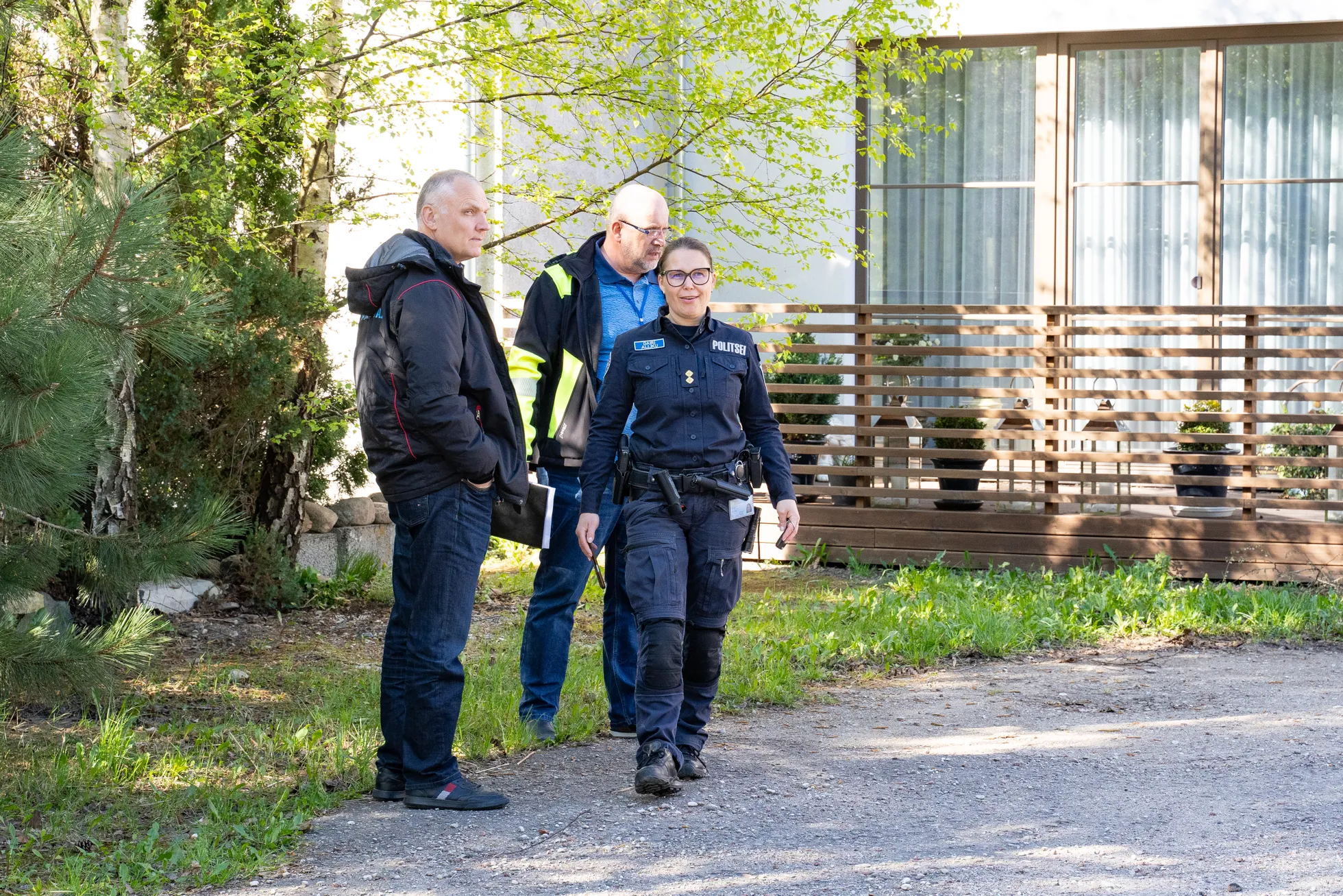 KONTROLLREIDID JÄTKUVAD: Politsei kinnitusel korraldatakse mahajäetud hoonete ja kruntide reidi koostöös päästeameti ja vallaga ka edaspidi, et anda teada kohtadest, mille osas valla järelevalveteenistus omanikega suhtlema peab. Tänavu maikuus osalesid reidil teiste seas valla järelevalveteenistuse peaspetsialistid Ardo Vahter ja Marko Mägi, keda juhatas patrullpolitseinik Dairi Alliku.