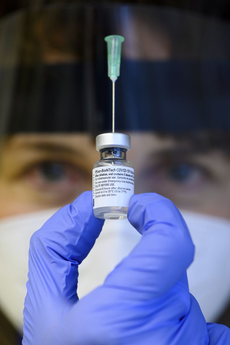 Saksamaa Dresdeni haigla arst hoidmas käes BioNTech/Pfizeri koroonavaktsiini.