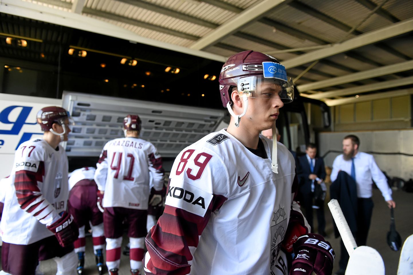 Latvijas hokeja izlases spēlētājs Ņikita Jevpalovs ierodas uz treniņu ''Kvik hockey'' arēnu Herningā.