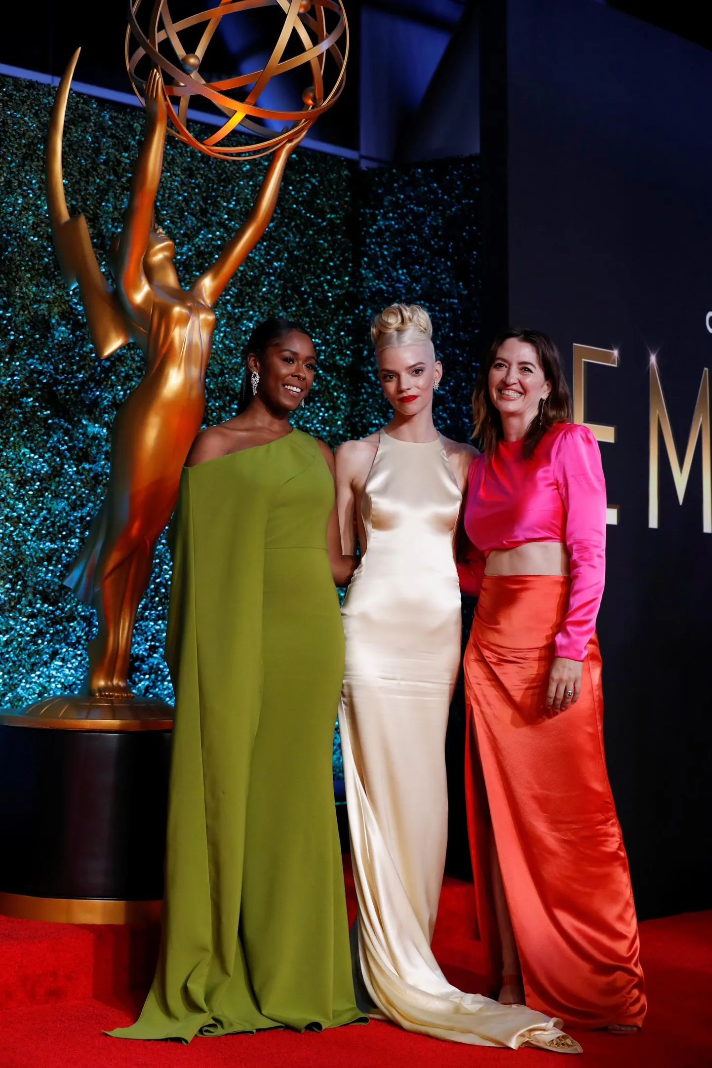 Parima draamasarja «The Queen’s Gambit» näitlejad Moses Ingram, Anya Taylor-Joy ja Marielle Heller Emmydel.