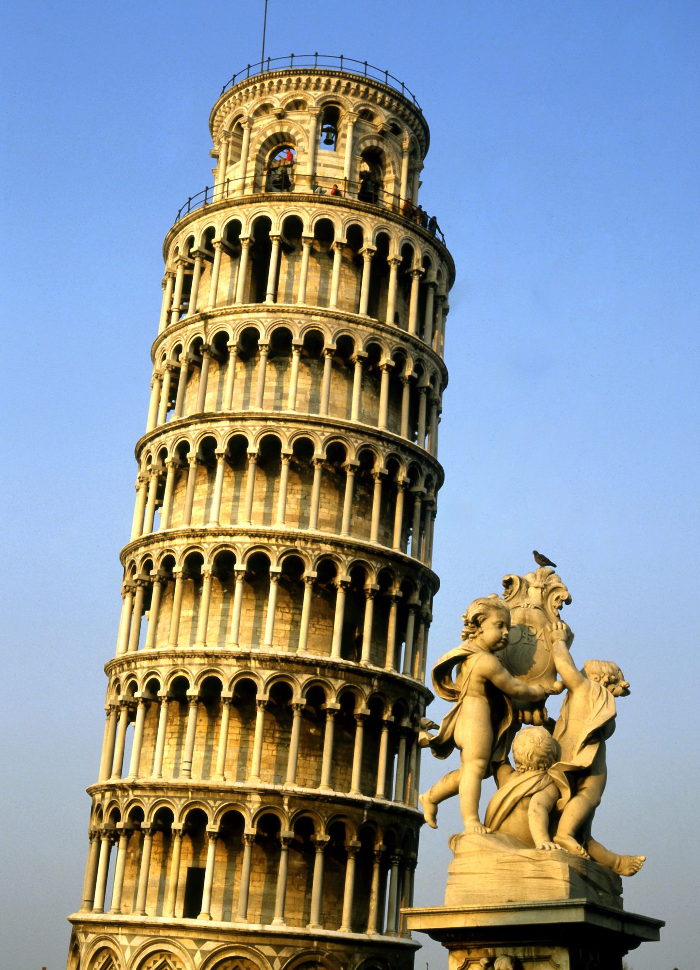 Briti väljaanne The Telegraph teatas 1. aprilli libauudises, et  torni tuleb luksushotell.