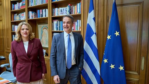 FOTO ⟩ Siliņa Atēnās tikusies ar Grieķijas premjerministru Kirjaku Micotaki