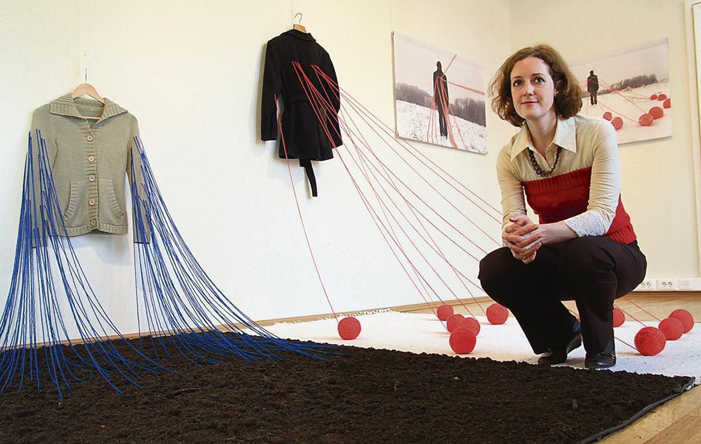 Lätlanna Laura Feldberga kasutab oma installatsioonis lõnga, mulda ja tekstiili.