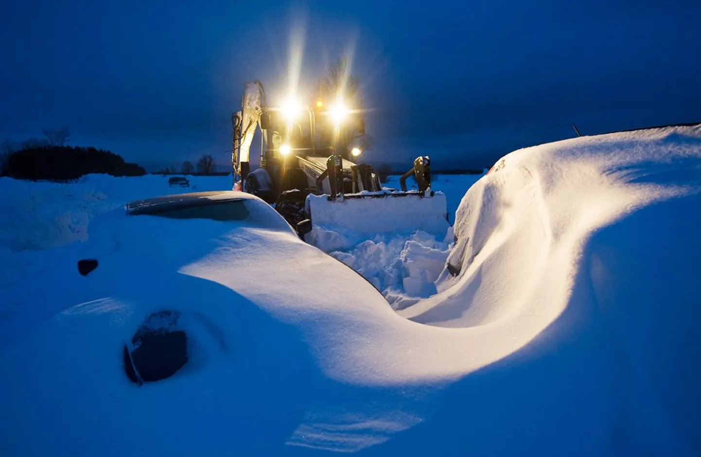 Eile õhtupoolikul kaevas traktor Jõelähtme vallas välja lumme mattunud Rebala teed ja sinna juba neljapäeval        kinni jäänud autosid.