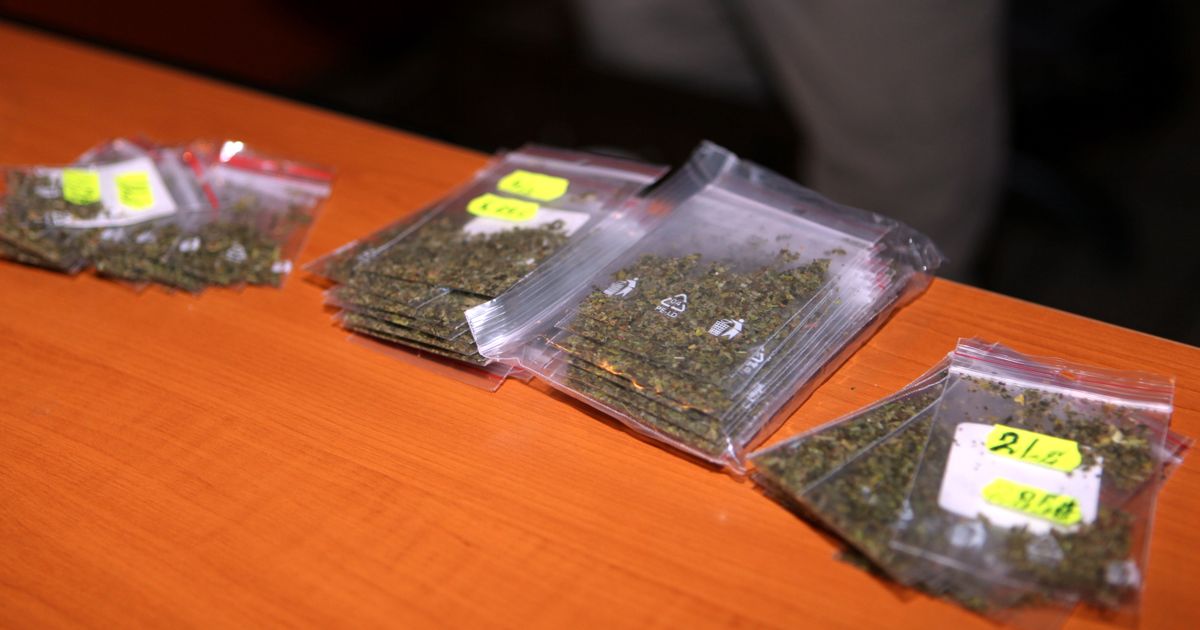 Легально курительные смеси. Упаковки с наркотиками. Легальных без. Курительные смеси упаковка. Элитные курительные смеси.