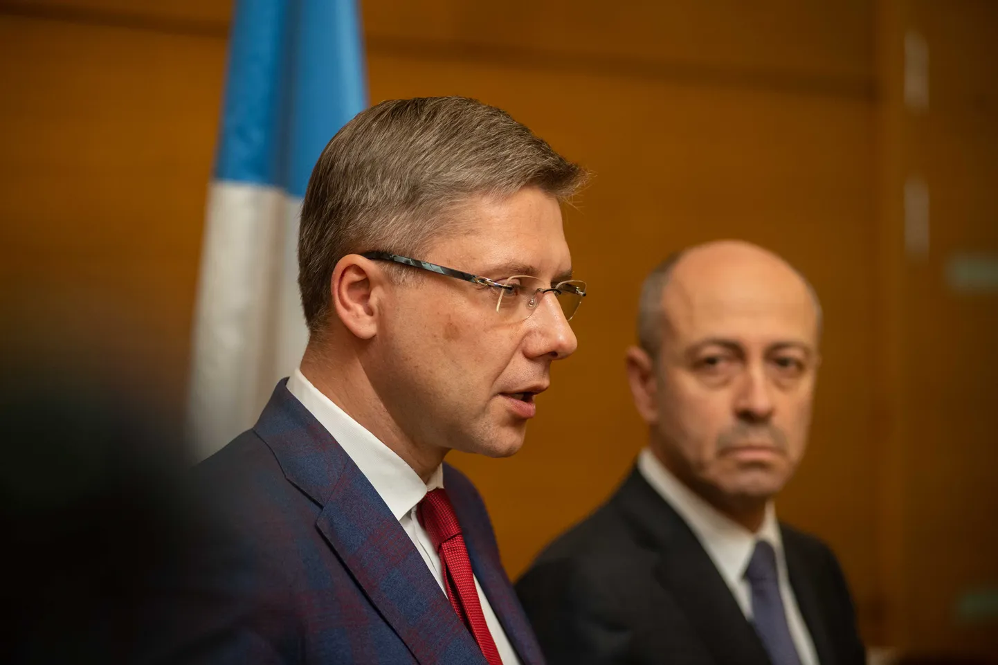 Foto: Ušakovs sniedz komentārus par savu atstādināšanu no amata