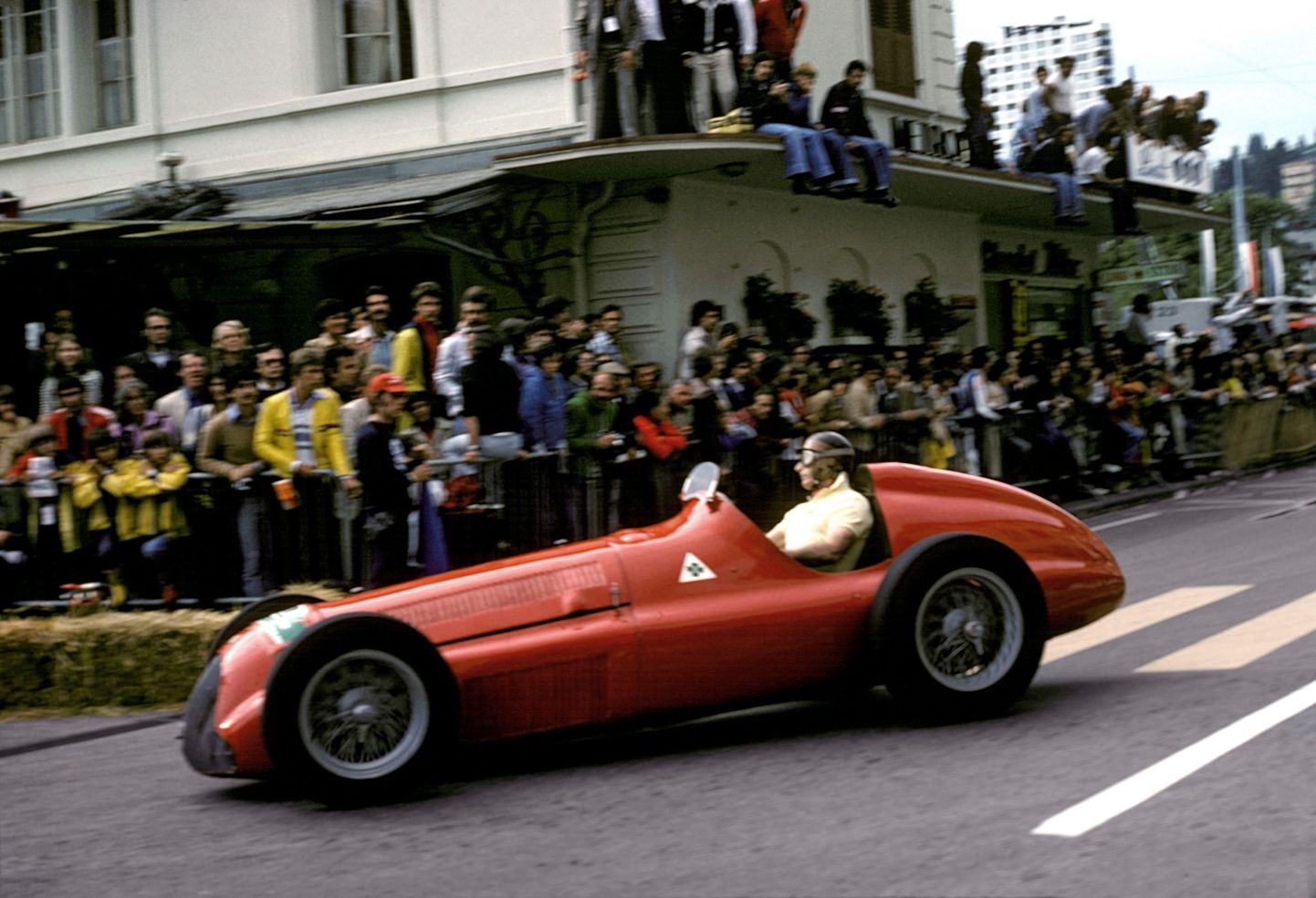 Viiekordne maailmameister Juan Manuel Fangio keerab 1976. aastal demonstratsioonsõidul oma legendaarse Alfa Romeo 158 rooli.