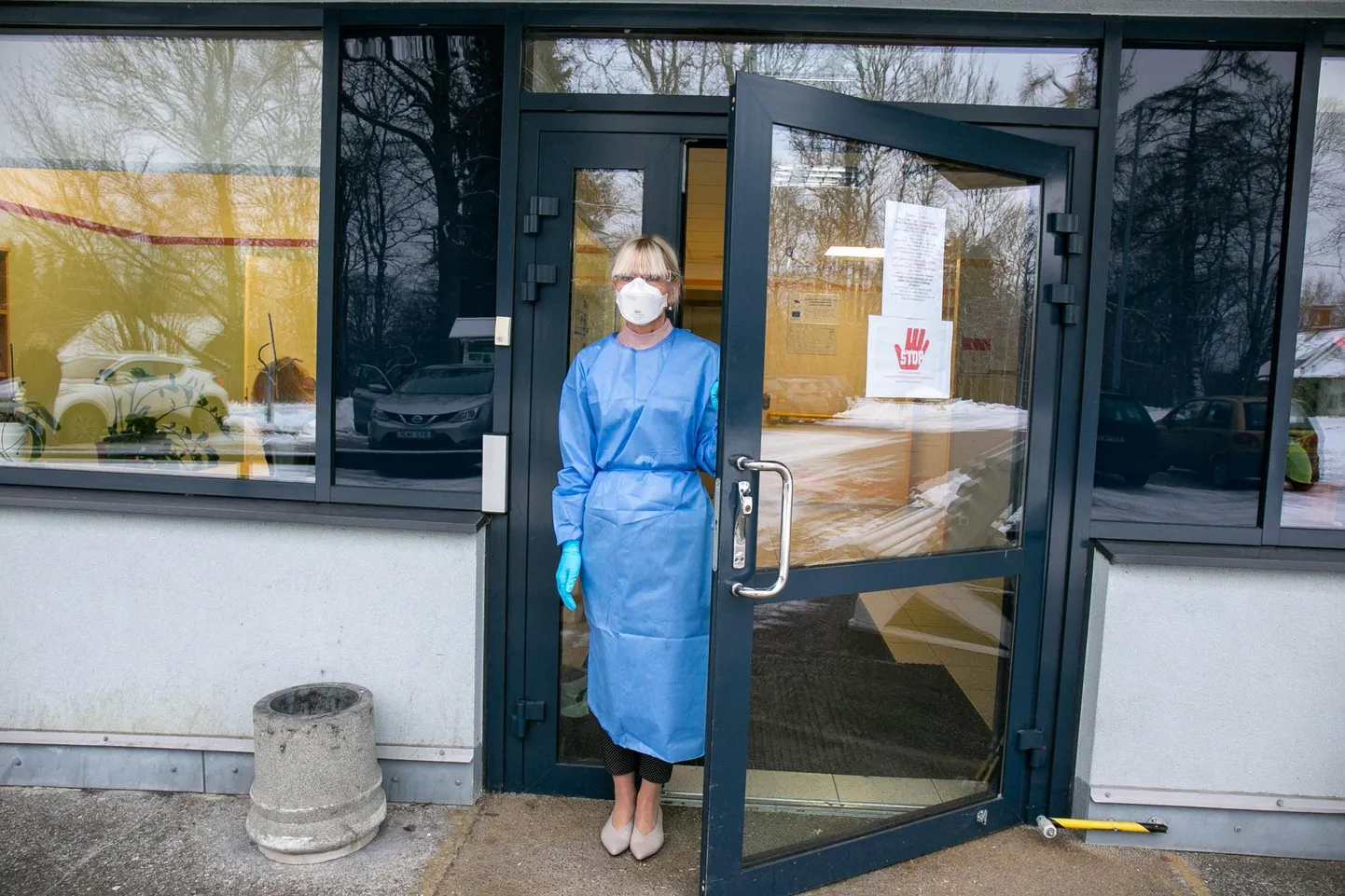 Lõhavere hooldekodus peavad töötajad käima kaitserõivastuses, et end koroona vastu kaitsta