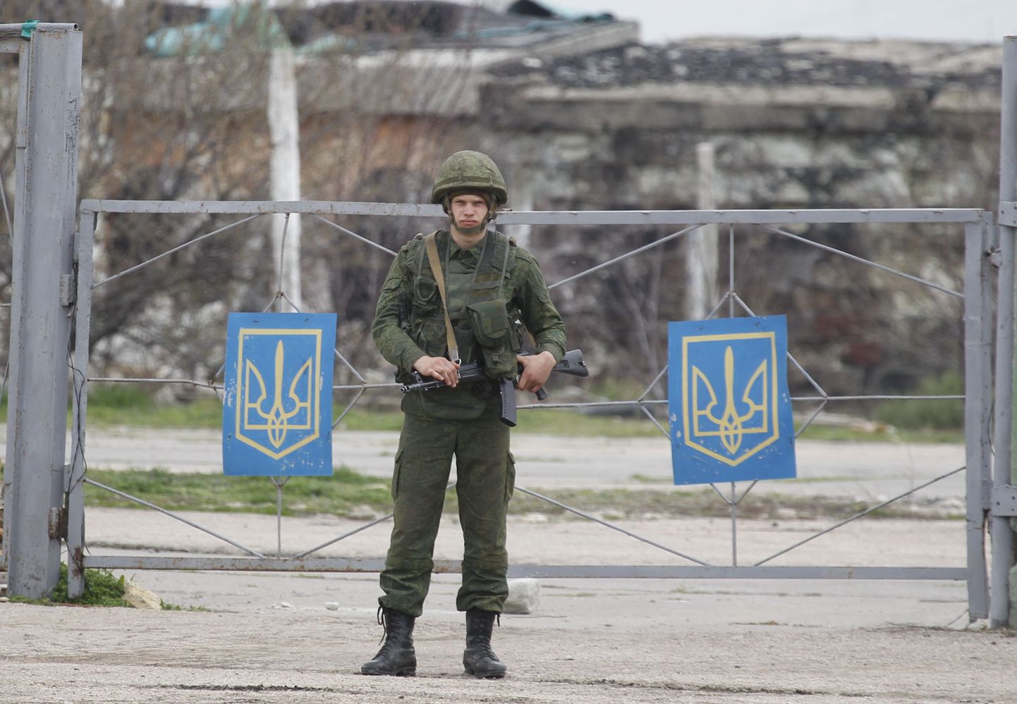 Российский солдат охраняет крымский аэропорт Бельбек 4 марта 2014 года.