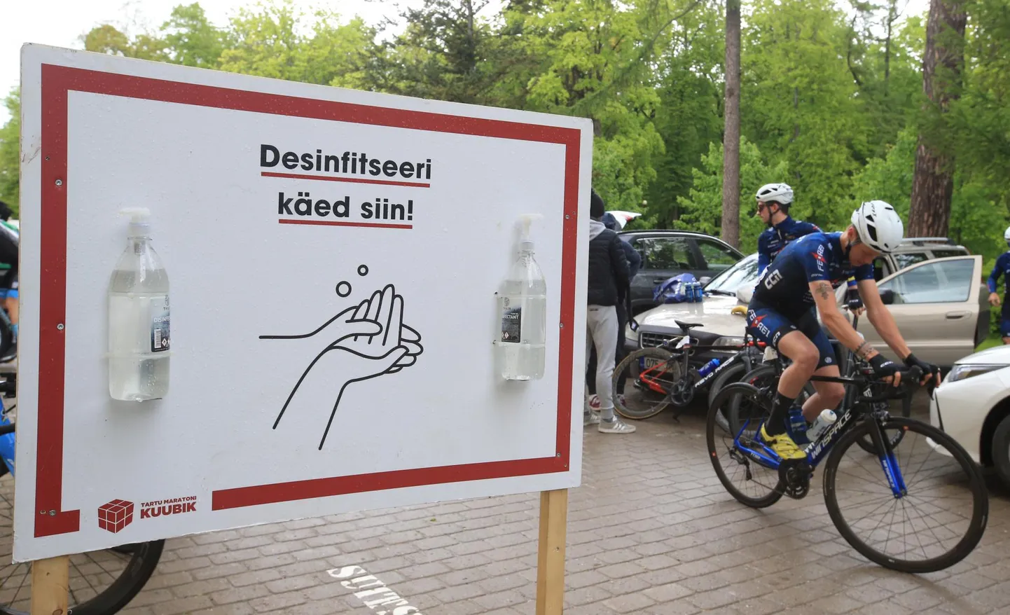Väliüritustelgi pakutakse käte puhastamise võimalust, kauplustele-toidukohtadele on desojaam kohustuslik.
