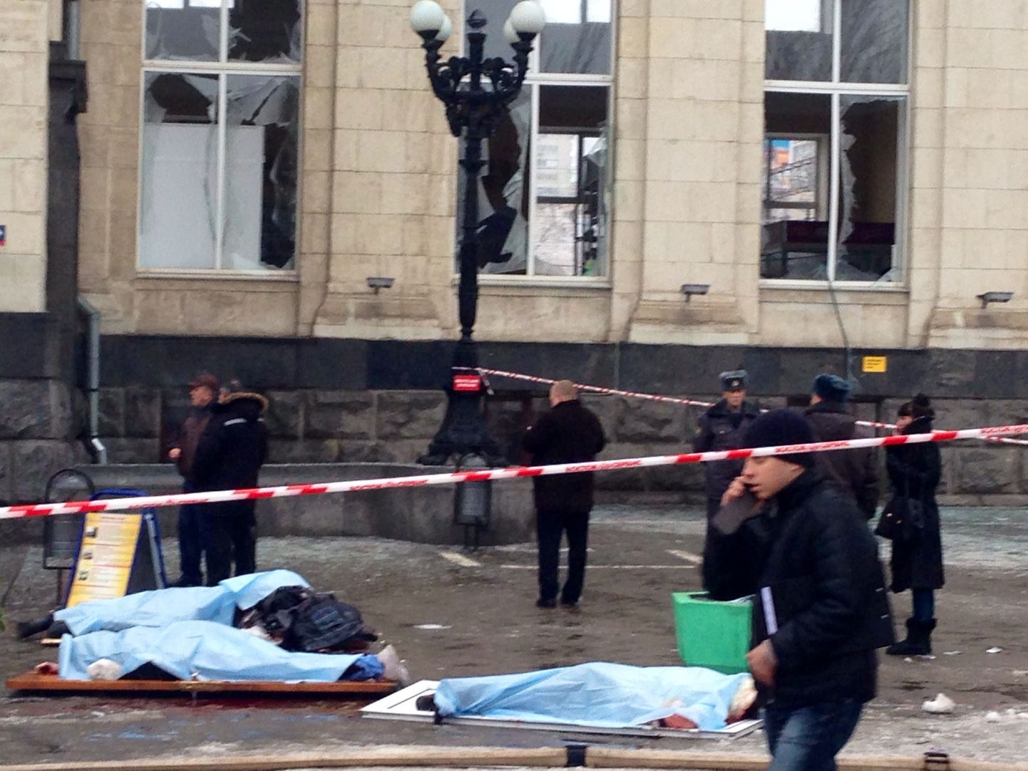 Pommiplahvatuse ohvrid Volgogradi raudteejaama ees.