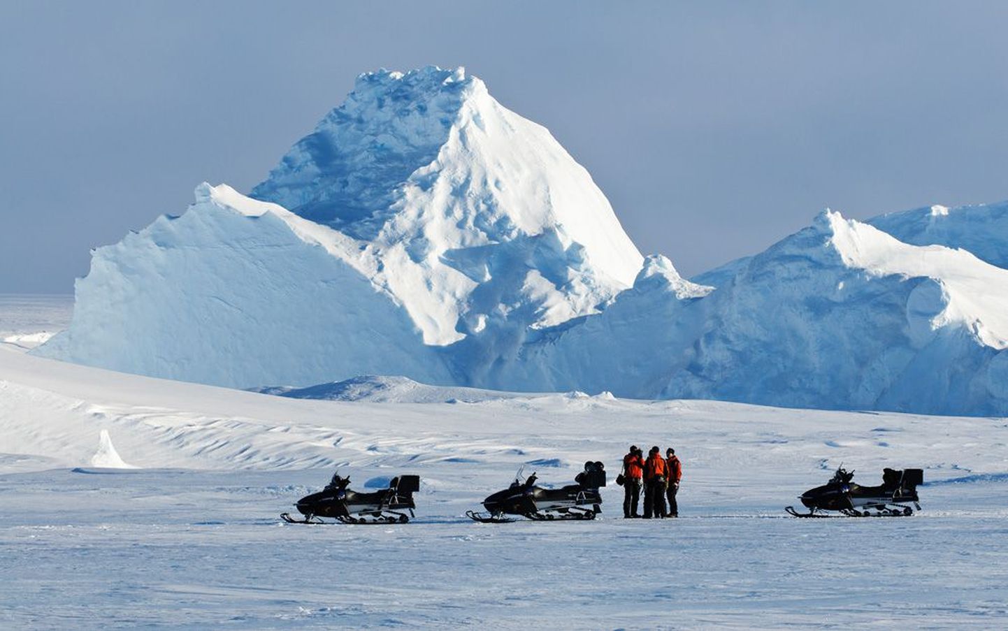Karm vaatepilt: lõunapoolkera suvel mootorsaanidega Antarktika rannikul šelfiliustiku kokkukukkunud serva ees. Serva kõrgeim tipp küünib umbes 30 meetrini.