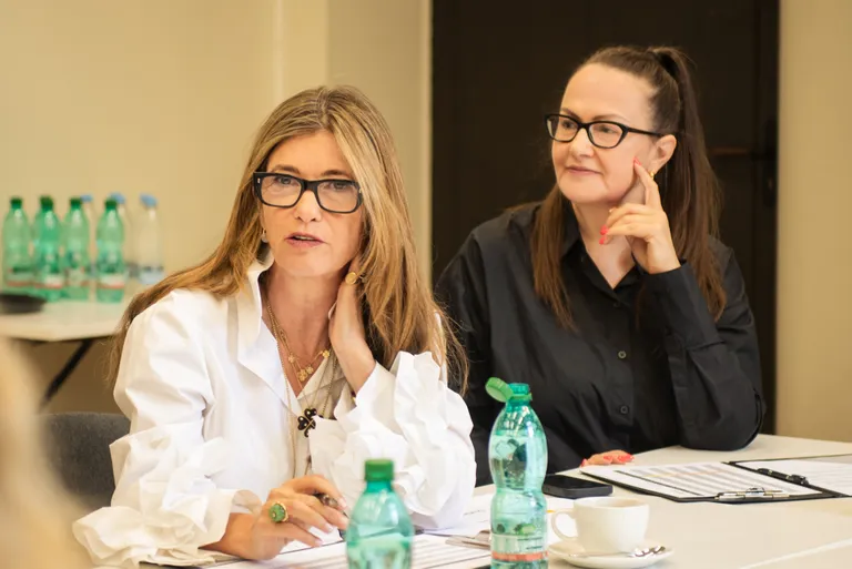 No kreisās: balvas "Linstow Art Award" dibinātāja Paulīna Rīdere Vilhelmsena (Paulina Rider Wilhelmsen) un "Linstow Baltic" komercdirektore Evija Majevska.