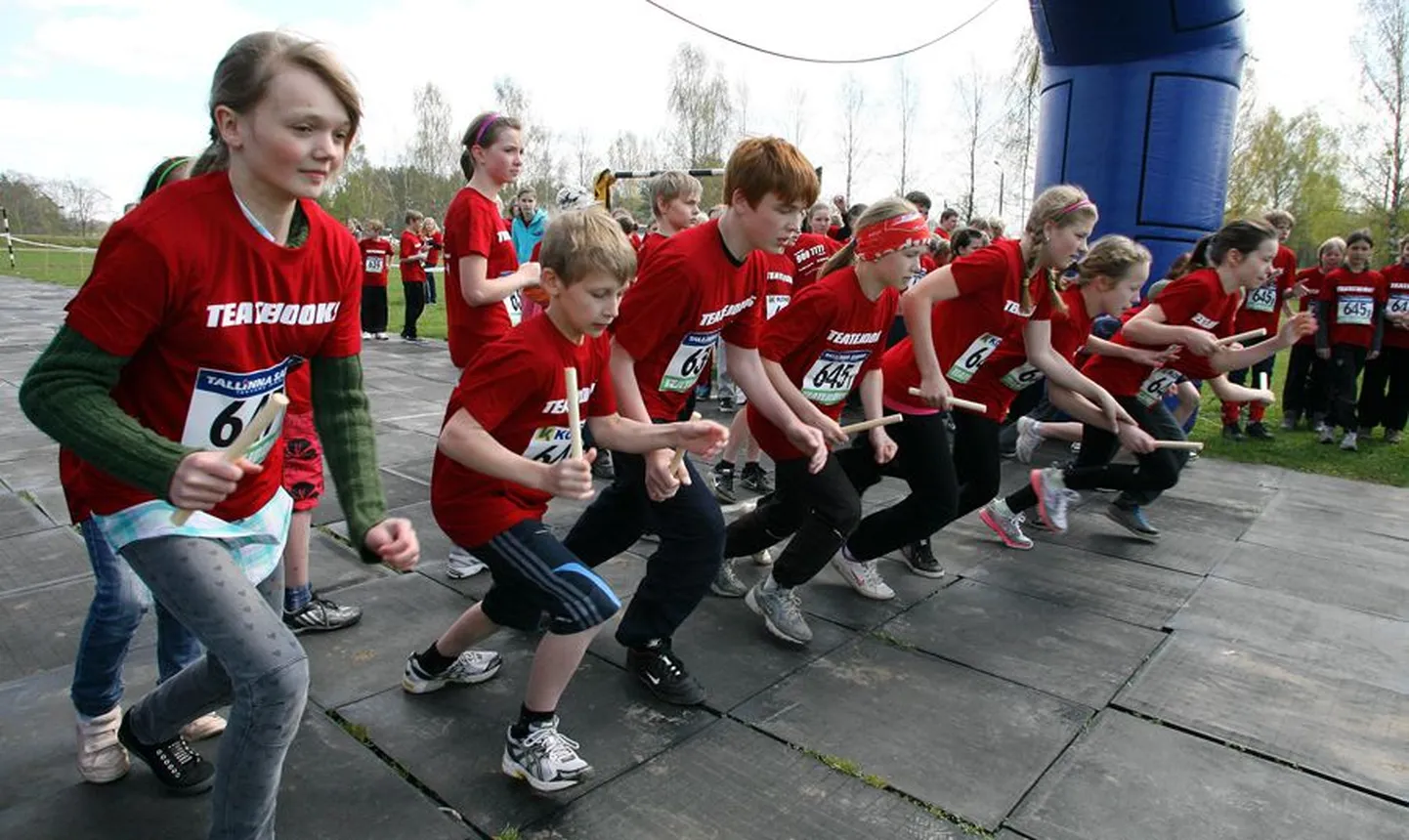 Eile pärastlõunal kihas Jakobsoni kooli staadion punastes särkides väikestest sportlastest. Kuigi heategevuslikul teatejooksul võiduarvestust ei peetud ja protokolli ei koostatud, läks rebimine vahepeal siiski pingeliseks.