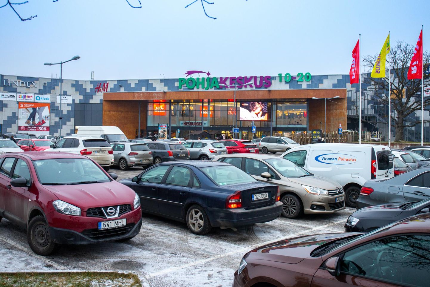 Detsembris olid Rakvere kaubanduskeskuste parklad autosid täis. Paljud ostjad tulid siia Ida-Virust ja Harjumaalt.