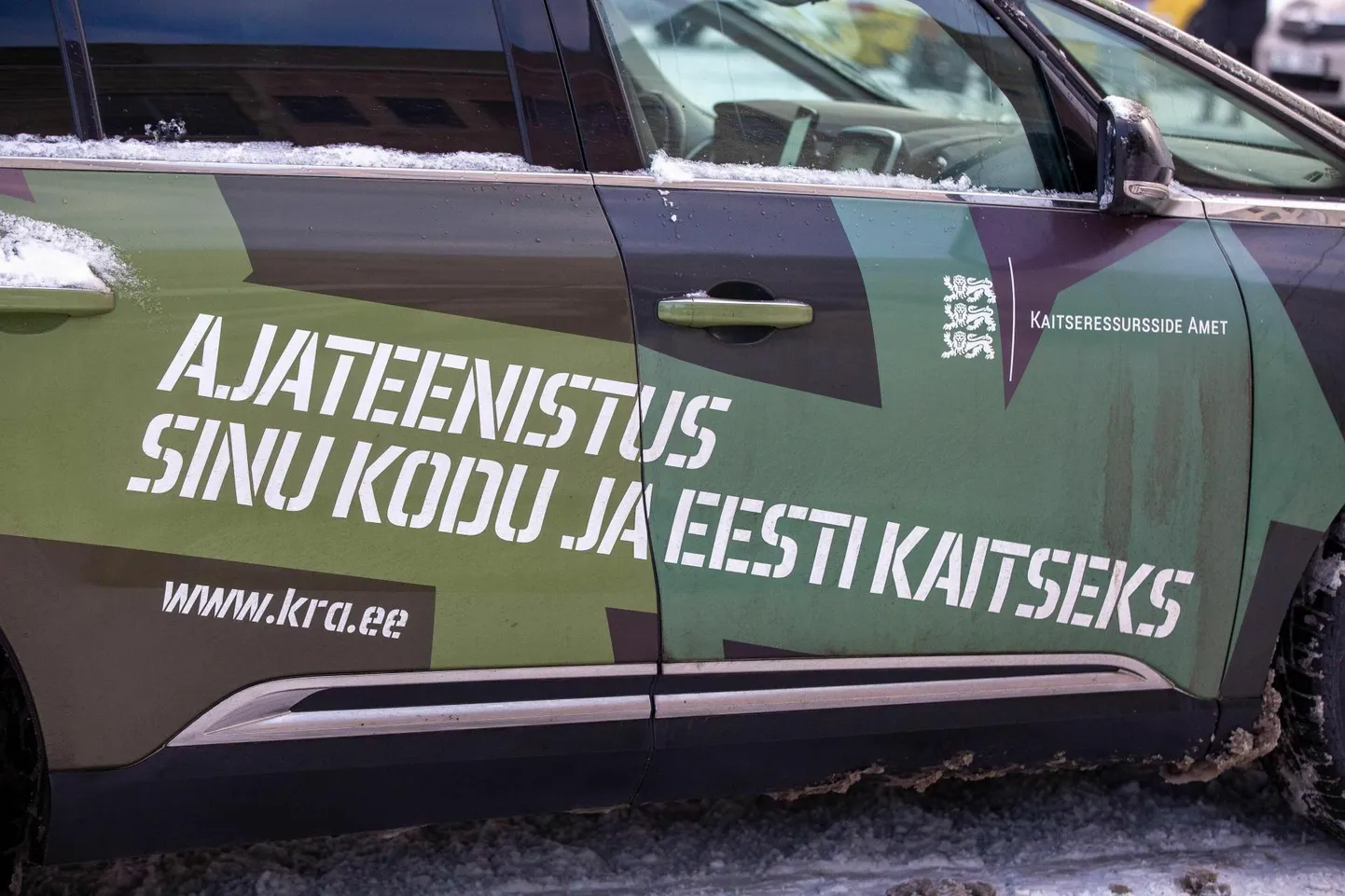 Ajateenistust reklaamiv auto.