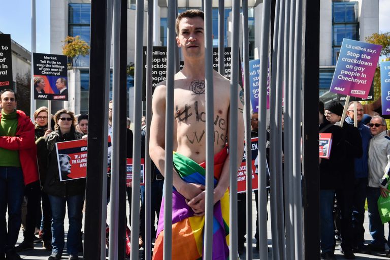Tšetšeenia geide kohtlemise vastu meelt avaldav aktivist Berliinis. Foto: John Macdougall/AFP/Scanpix