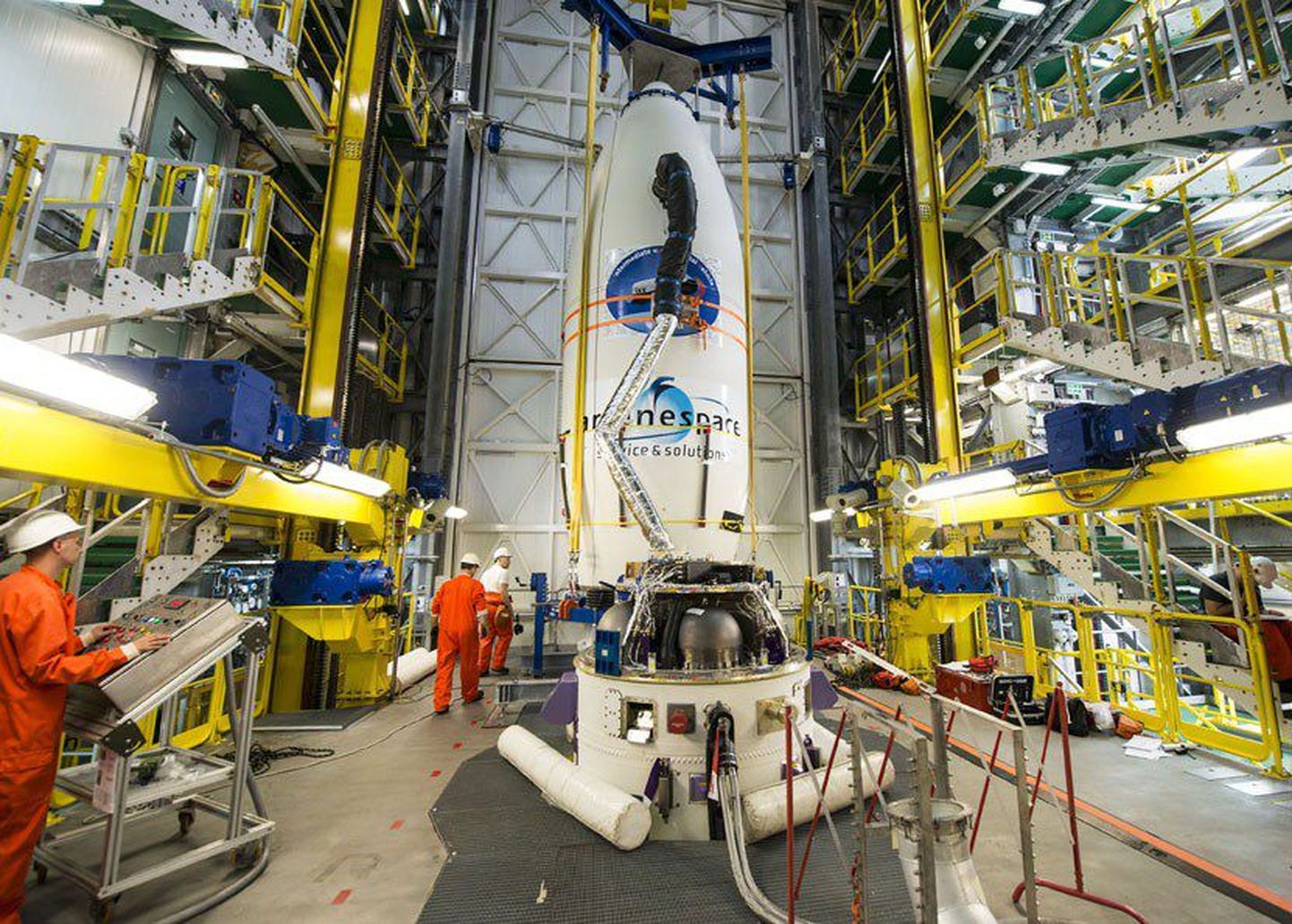 Vega kanderakett koos lennusõidukiga IXV Kourou kosmosedroomil.