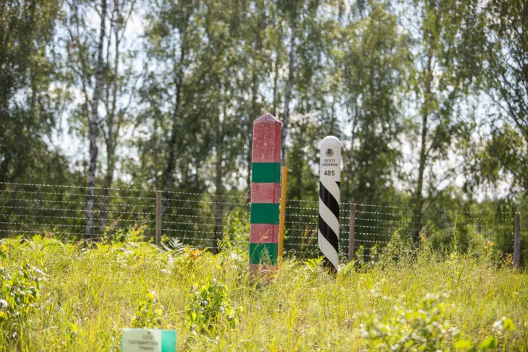 Kaader Venemaalt. See pilt on tehtud Lutepää ninas, kui auto sõitis parasjagu Venemaa territooriumil. Vene piiriposti vastas on näha Eesti piiripost ja tagaplaanil Eesti.