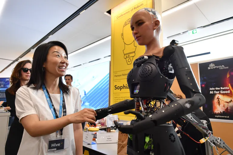 Genfis eile lõppenud tehisintellekti konverentsil olid täieõiguslike liikmetena ka humanoidrobotid. Pildil suhtleb osaleja inimesesarnase robotiga Sophia