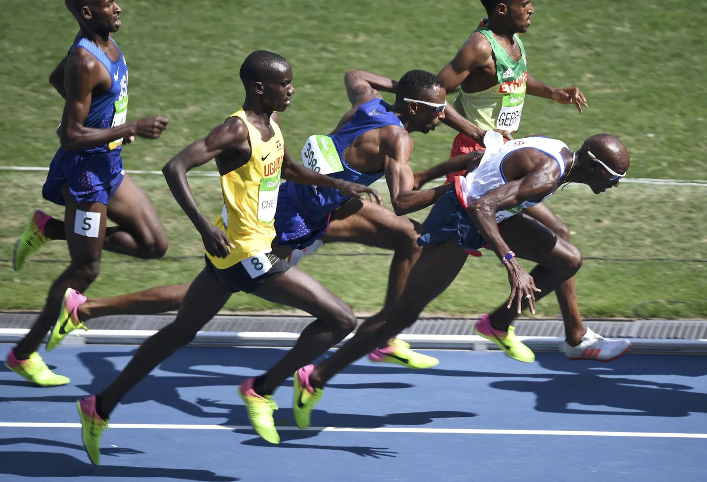 Mo Farah (kukkumas) oli Rio olümpial lähedal ebaõnnestumisele.