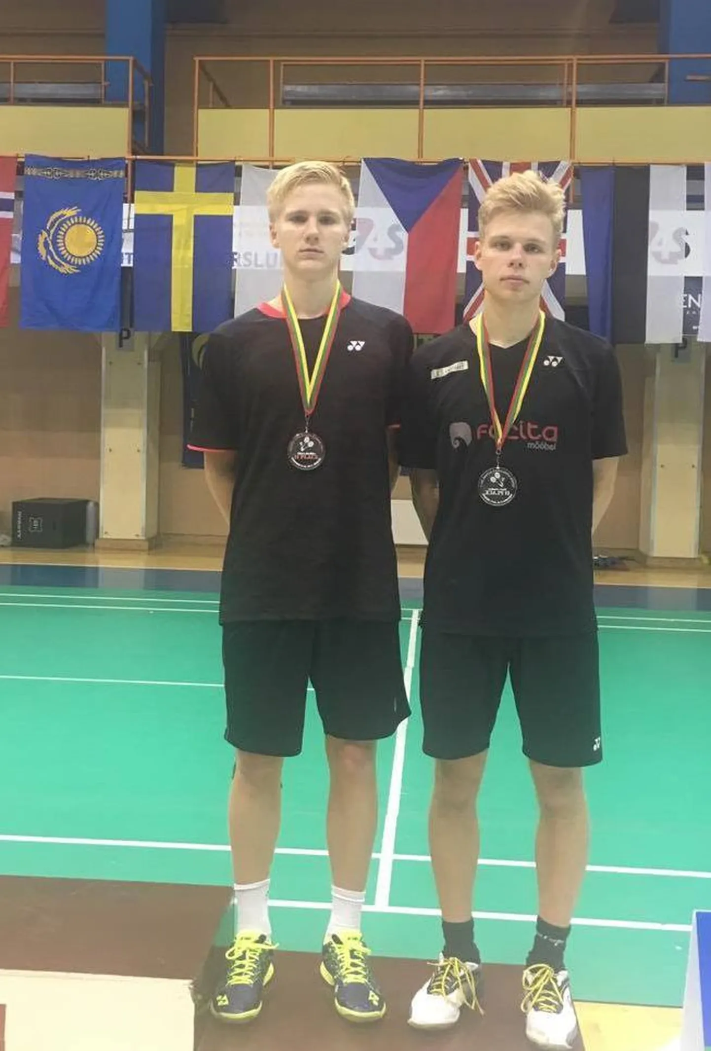 Karl Kert (vasakul) ja Marcus Lõo autasustamisel.