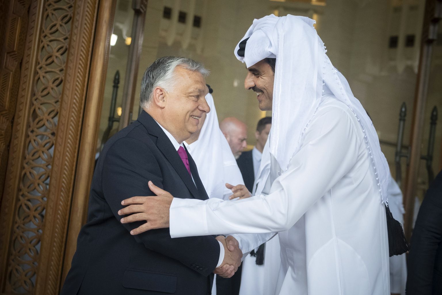 Katari emiir šeik Tamim bin Hamad Al Thani tervitamas Ungari peaministrit Viktor Orbánit Katari pealinnas Dohas